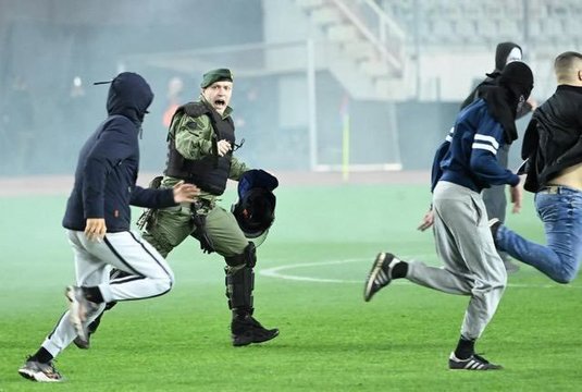 VIDEO | Incidente grave la meciul Hajduk Split - Dinamo Zagreb! 50 de arestări şi 3 poliţişti răniţi