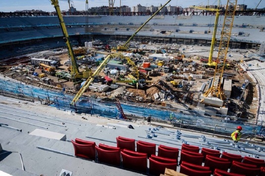 Şase răniţi într-un conflict dintre muncitorii de la şantierul Camp Nou, din Barcelona! Stâlpi de lemn, folosiţi ca arme