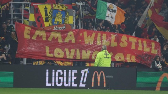 Momente emoţionante în Ligue 1. Antrenorul lui Lens, surprins de fani în urma problemelor pe care le are iubita sa. Celebra jurnalistă a scăpat de cancer, dar acum se recuperează după o infecţie cerebrală