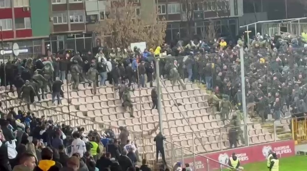 Forţele de ordine au intervenit instant şi s-au dus direct peste suporterii români. Ce au strigat fanii tricolorilor la Zenica