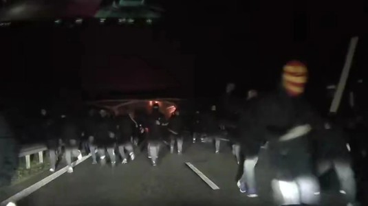 VIDEO | Imagini şocante, înaintea meciului din Europa în care este implicat Andrei Raţiu: huliganii i-au atacat pe adversari şi i-au băgat în spital