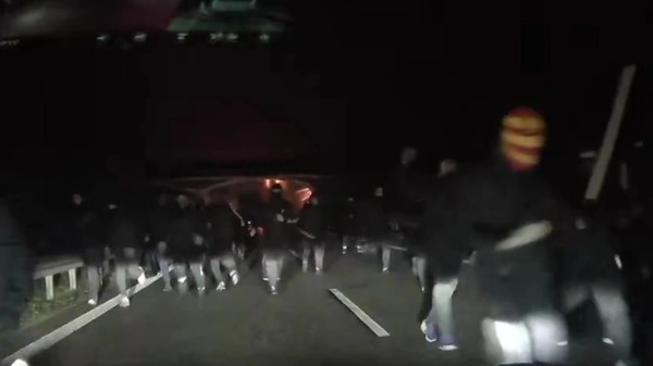 VIDEO | Imagini şocante, înaintea meciului din Europa în care este implicat Andrei Raţiu: huliganii i-au atacat pe adversari şi i-au băgat în spital