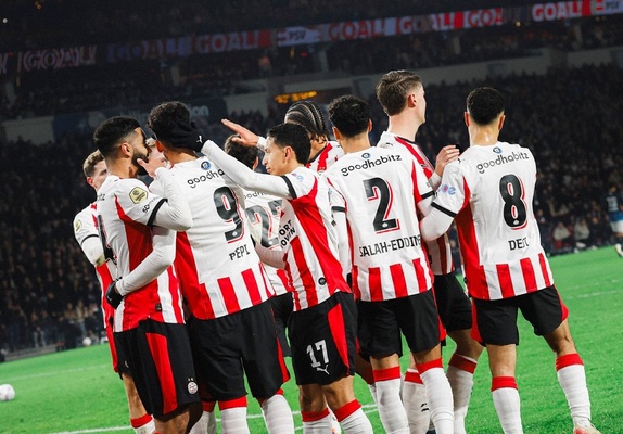 Meci cu şapte goluri pentru PSV! Dennis Man a ieşit la 2-2 şi thriller-ul a continuat
