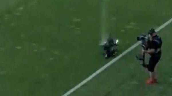 VIDEO | La un pas de tragedie! Un ”spidercam” a căzut la câţiva centimetri de un operator, pe durata unei partide amicale