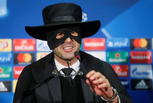 Fonseca a apărut la conferinţa de presă purtând pălăria, masca şi pelerina lui Zorro! "Nu am simţit niciodată o bucurie mai mare"