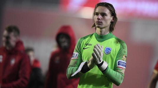 VIDEO | Cel mai tânăr portar din istoria UEFA Champions League, gafă uriaşă la debut. Ce a făcut colegul lui Ianis Hagi