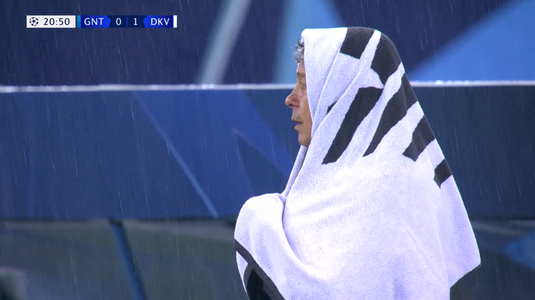 VIDEO | Mircea Lucescu a improvizat pe banca tehnică în Gent - Dinamo Kiev! Cum a fost surprins de camerele TV