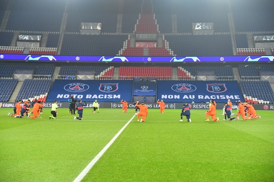PSG şi Istanbul BB, momente speciale înainte de startul meciului! Au îngenuncheat toţi jucătorii, dar şi brigada din Olanda VIDEO 