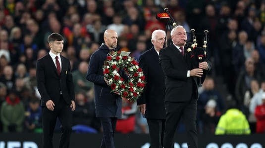 Momente răvăşitoare pe Old Trafford! Erik ten Hag a depus marţi o coroană de flori în centrul terenului: "Există doar un singur Bobby Charlton"
