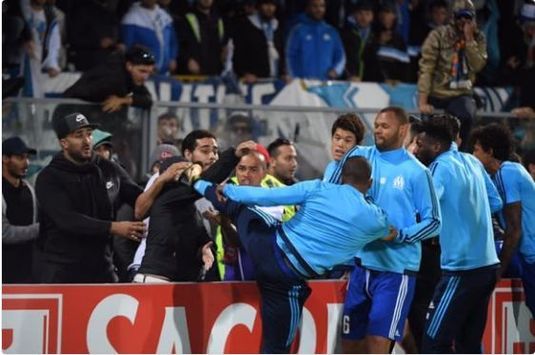 VIDEO | Incidente grave înaintea meciului Guimaraes-Marseille! Evra s-a luat la bătaie cu suporterii echipei sale