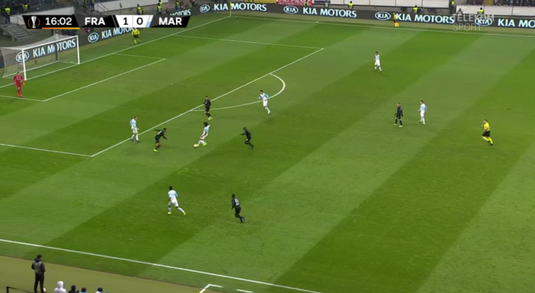 VIDEO | Bănele, tu eşti?! Şi-a trimis mingea în propria poartă ca Nicoliţă pe Bernabeu! Autogol şocant la Frankfurt - Marseille