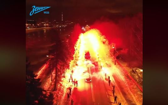 VIDEO | Atmosferă incredibilă creată de fanii lui Zenit. I-au întâmpinat pe jucători cu torţe şi cu fumigene în drumul către stadion