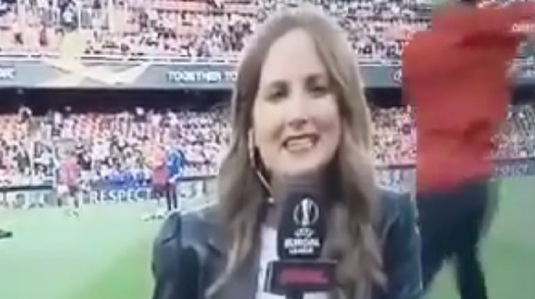 VIDEO | Clipe nefericite pentru jurnalista din imagine. Ce păţeşte în secunda următoare chiar când era în direct