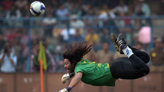 VIDEO | Nu degeaba era poreclit "Nebunul"! Imagini şocante cu Rene Higuita în prim plan: cum loveşte un fan