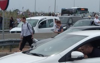 FOTO-ŞOC! Milionarul surprins mergând pe jos, pe autrostradă! Nimeni nu se aşepta la aşa ceva
