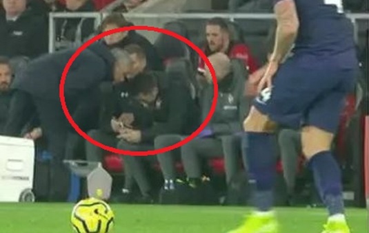 FOTO INCREDIBIL | Mourinho a mers să citească notiţele pe care şi le luau adversarii. Reacţia portughezului când a fost întrebat despre gestul său