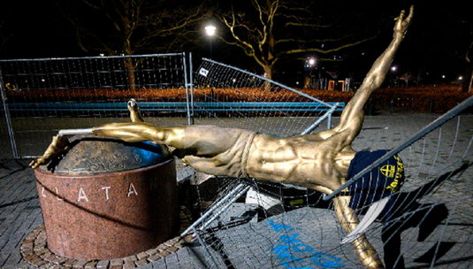 Statuia lui Zlatan Ibrahimovic, supusă unor noi ”chinuri”. Fanii lui Malmo au dărâmat-o de pe soclu. Ce mesaj au lăsat