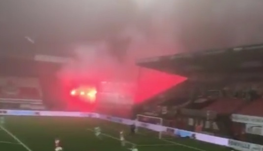 VIDEO | Un meci din prima ligă a Olandei a fost întrerupt 17 minute din cauza spectacolului pirotehnic, deşi partida s-a jucat fără spectatori