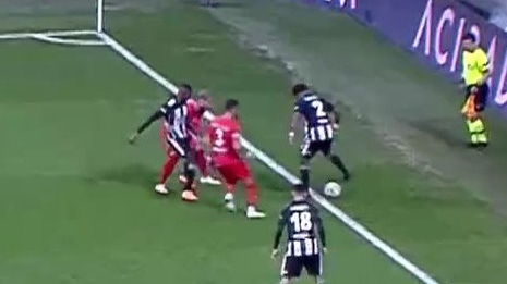 VIDEO | Căpitanul echipei Sivasspor, eliminat după ce a vrut să-i arate arbitrului, cu telefonul mobil, că a greşit la o fază