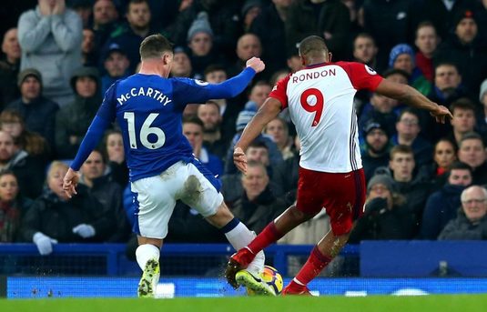 FOTO | Imagini ŞOCANTE din Premier League! Un fotbalist de la Everton şi-a rupt piciorul! Omul care l-a accidentat a început să plângă pe teren