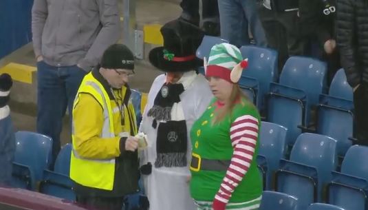 VIDEO | Surpriză! Au fost văzuţi pe un stadion din Anglia:) Două personaje simpatice şi-au făcut apariţia în tribunele arenei din Burnley