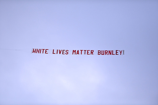 Un avion cu banner-ul "White Lives Matter" a survolat stadionul echipei Manchester City înainte de meciul cu Burnley