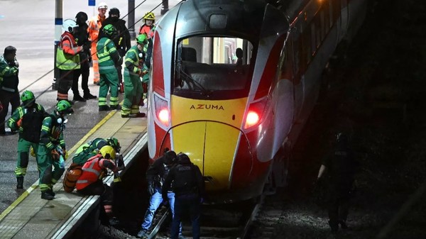 Patronul lui Nottingham Forest le oferă sprijin financiar fanilor afectaţi de atacul cu un cuţit de sâmbătă seara. Suporterii clubului se aflau în trenul unde a avut loc incidentul