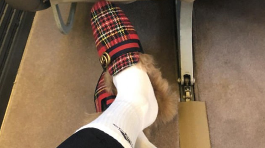 FOTO | Ai râs de ţinuta nebună a lui Bellerin? Stai să vezi ce se poartă mai nou: papuci cu blană şi şosete albe! Ce fotbalist cunoscut şi-a luat aşa ceva