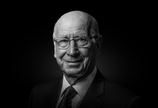 Doliu în fotbal. A încetat din viaţă Sir Bobby Charlton, legenda Angliei şi a lui Manchester United