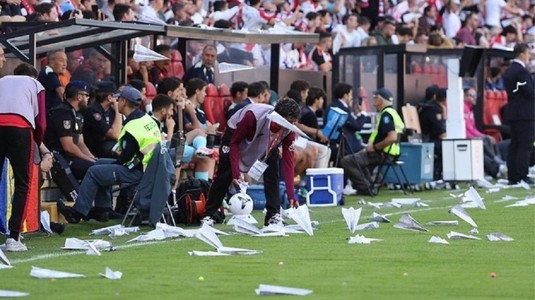 Scene incredibile în La Liga! Meci suspendat după ce fanii au aruncat avioane de hârtie şi mingi de cauciuc pe teren, în semn de protest faţă de patron