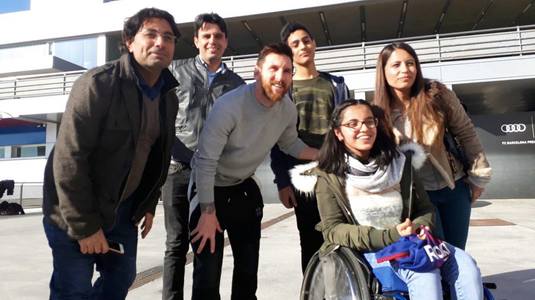 Gest de UN MILION DE LIKE-uri făcut de FC Barcelona! Întâlnire emoţionantă pentru o refugiată siriană cu paralizie cerebrală care şi-a împlinit un vis