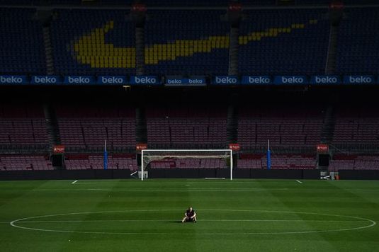 Imaginile care vor rămâne în istorie! Iniesta, SINGUR pe Camp Nou la 1 noaptea. Aşa şi-a luat Maestrul "adio" de la Barcelona