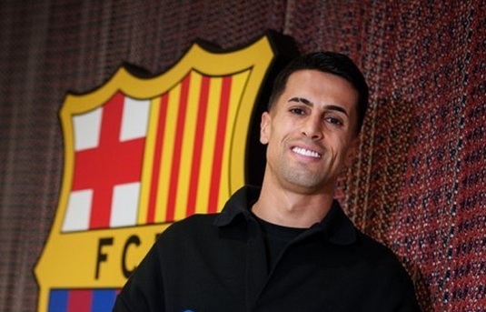 OFICIAL | L-a refuzat pe Chivu şi a semnat cu Barcelona. Joao Cancelo a revenit la echipa catalană