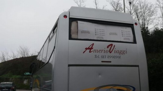 FOTO | Incidente între galeriile echipelor din Serie A. Un autocar cu mai mulţi suporteri, atacat cu pietre. Mesajul ministrului de interne: "Nişte idioţi!"