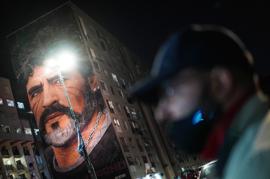 VIDEO Imagini FABULOASE pe străzile din Napoli. Fanii au ieşit pentru a-i aduce un ultim omagiu lui Diego Armando Maradona