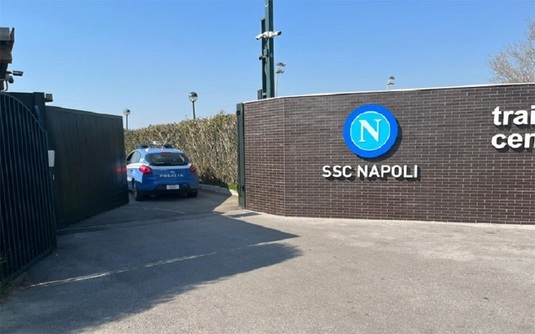Incident la baza de pregătire a clubului Napoli. Un bărbat a doborât porţile cu maşina şi a ajuns aproape de teren
