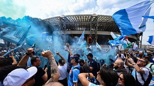 Dragostea pentru Napoli l-a dat de gol! Un italian căutat de 11 ani de poliţie a fost arestat după ce a fost văzut sărbătorind titlul în Serie A