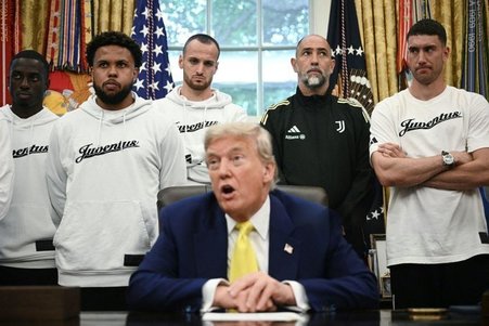 FOTO&VIDEO | Jucători şi oficiali de la Juventus, primiţi de Trump la Casa Albă şi puşi într-o situaţie neplăcută: "Ar putea juca o femeie în echipa voastră?"