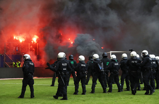 Final de sezon în Bundesliga! FOTO | Hamburg a retrogradat pentru prima dată şi fanii au dat foc la stadion. Bayern şi-a prezentat noul echipament