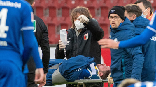 FOTO | Accidentare cumplită în meciul Augsburg - Schalke 2-2. Fotbalistul a fost transportat la spital după ce s-a lovit la cap