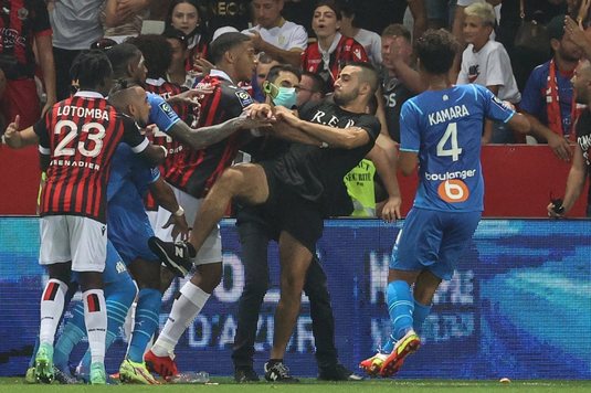 VIDEO: Violenţe la meciul Nice - Marseille! Suporterii au pătruns pe teren, iar jocul a fost oprit 
