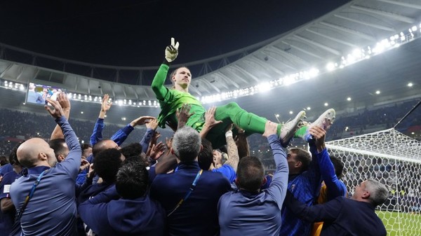 Luis Enrique, impresionat de jucătorul său: “Este prima dată când văd un portar care apără patru lovituri de la 11 metri”. Performanţa lui Safonov aminteşte de cea a lui Duckadam, din 1986