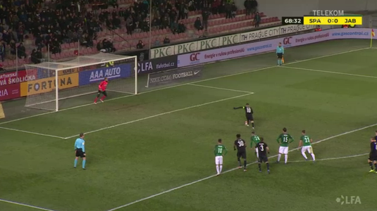 VIDEO | Doamne, cum a putut să bată! Nicolae Stanciu şi-a bătut joc de un penalty în Sparta - Jablonec. Cum l-a consolat Niţă