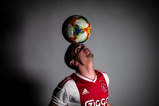 Fanii lui Ajax, în extaz după transferul lui Răzvan Marin: "Gerrard + Verratti = Marin". Nu a fost uitat nici de fanii lui Standard: "Îţi mulţumim pentru tot"