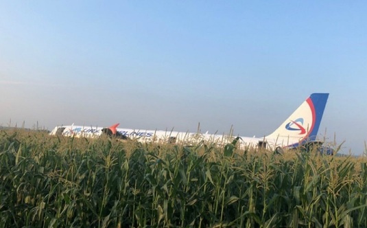 ”Suntem mândri de voi!” Ce cadou au primit din partea echipei lui Bicfalvi membrii echipajului avionului care a aterizat într-un lan de porumb din Rusia