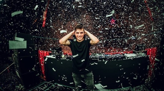 DJ Martin Garrix va compune imnul Campionatului European din 2020. A primit tricoul echipei naţionale a României