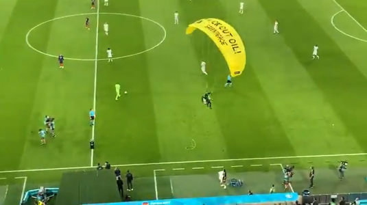 Activistul care a aterizat pe stadion înainte de Franţa - Germania putea să fie împuşcat: "Lunetiştii îl aveau in vizor!"