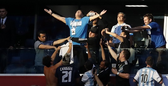 FOTO | Maradona, nebunie în tribune. Ce banner a afişat legendarul fotbalist argentinian. Fanii au luat-o razna