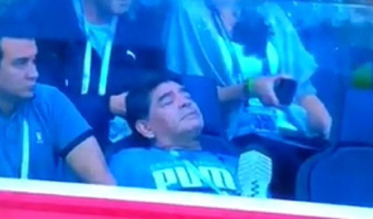 VIDEO | Maradona, comportament extrem de ciudat în timpul meciului cu Nigeria. La un moment dat, a adormit