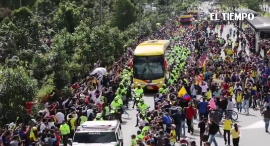 VIDEO | I-au ameninţat doar pe internet! Fotbaliştii Columbiei au fost primiţi ca nişte campioni. 50.000 de fani şi o atmosferă senzaţională